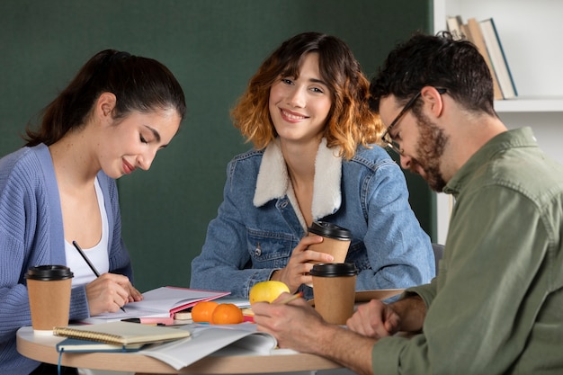 Klassenkameraden machen sich während der Lernsitzung Notizen