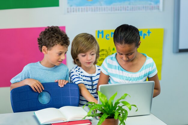 Klassenkameraden mit Laptop