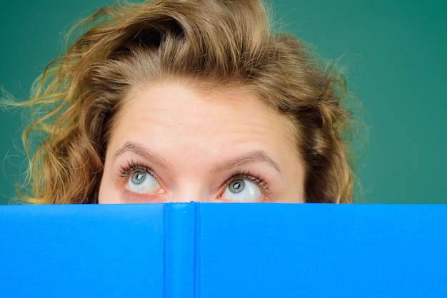 Foto klassentagebuch zurück zur schule nahaufnahme porträt des lehrers mit büchern lustige lehrerschulfächer