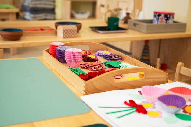 Klassenzimmer des Montessori-Kindergartens das farbenfrohe Montessori-Materialkonzept von Kindern, die t lernen