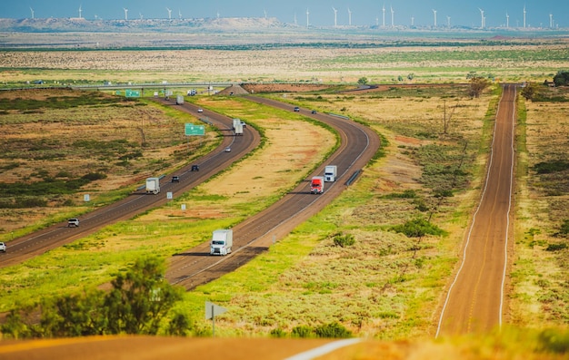 Klassische Ansicht der Autobahn, die durch die karge Landschaft des amerikanischen Südwestens mit Extre