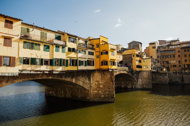 Klassische Ansicht der berühmten Ponte Vecchio mit dem berühmten Fluss Arno im historischen Stadtzentrum