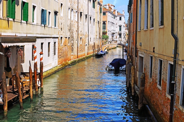 Klassische Ansicht von Venedig mit Kanal und alten Gebäuden, Italien