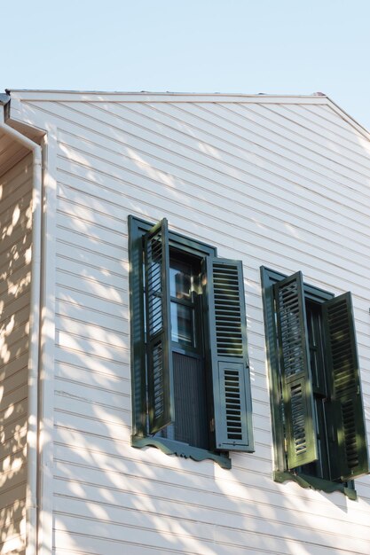 Foto klassische architektur mit einziehbaren holzfenstern