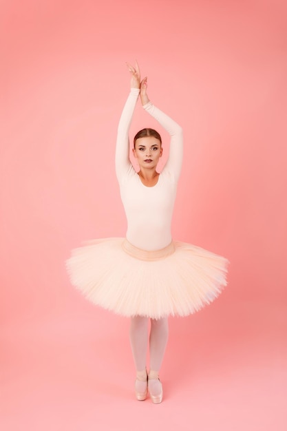 Klassische Balletttänzerin im Studio