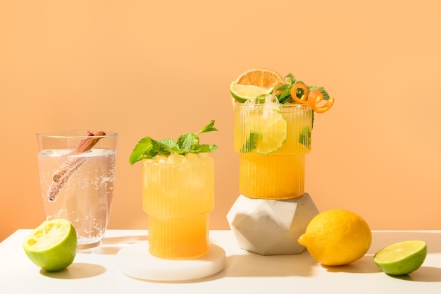 Klassische Cocktails Limonade Mai Tai Mojito über moderne Stillleben