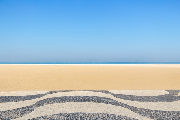 Klassische Copacabana-Promenade mit dem Strand im Hintergrund in Rio de Janeiro