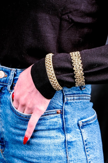 Klassische Diamanten- und Goldschmuckstücke für Frauen