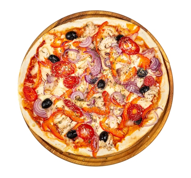 Klassische dünne Pizza mit Mozarella-Pfeffer-Hähnchen-Zwiebeln und Tomaten auf weißem Hintergrund