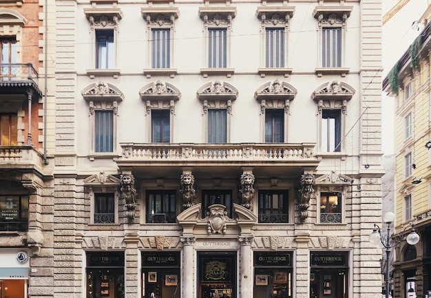 Klassische europäische Architektur und historische Gebäude in den Straßen der Innenstadt von Mailand in der Region Lombardei in Norditalien