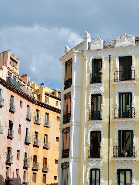 Klassische gealterte Gebäude auf der anderen Seite der Plaza Mayor unter lebhaftem Himmel im Stadtzentrum von Madrid Spanien