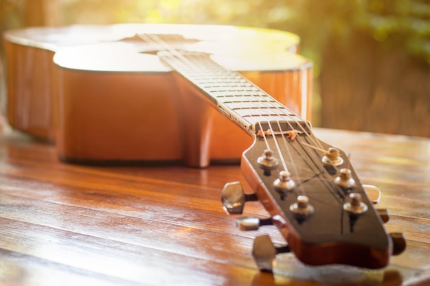 Klassische Gitarre auf dem Tisch mit Bokeh-Hintergrundtiefe