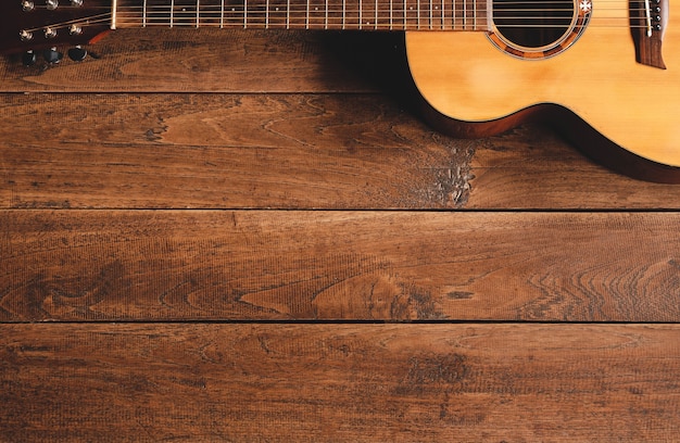 Klassische Gitarre auf Holzuntergrund