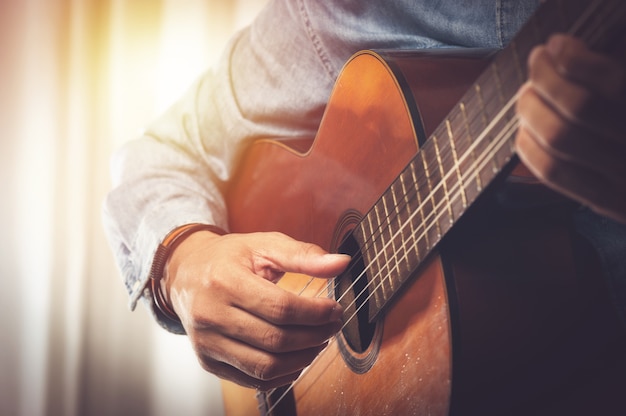 Klassische Gitarre spielen