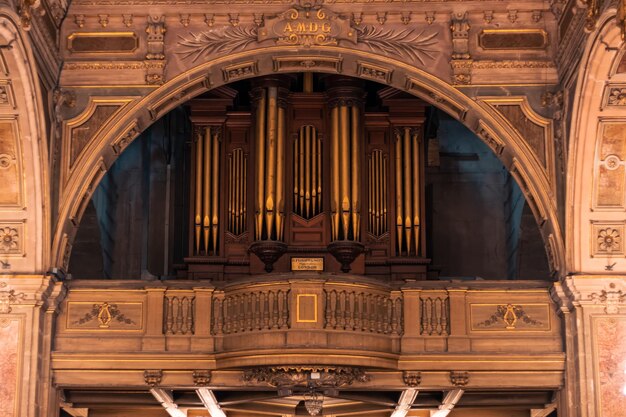 Foto klassische goldene orgel in einer kathedrale mit traditioneller dekoration und stil