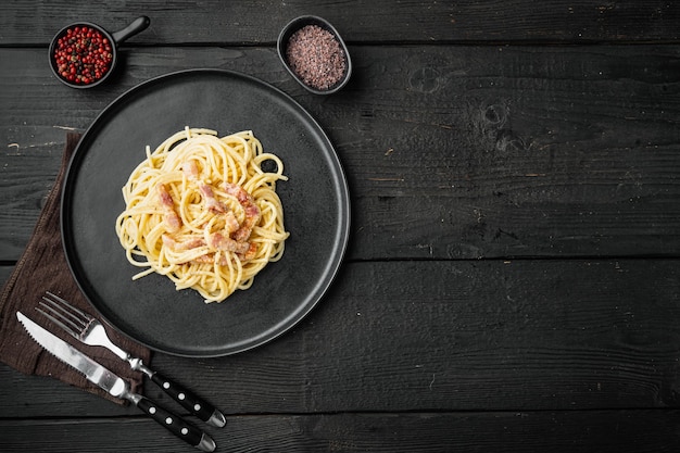 Klassische hausgemachte Carbonara mit Speck