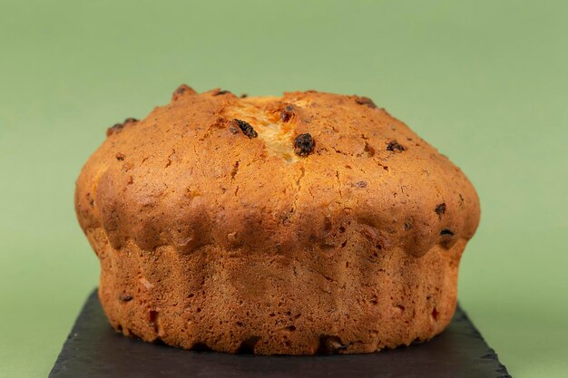 Klassische Hüttenkäsetorte mit Rosinen Cupcake auf einem schwarzen Schneidebrett