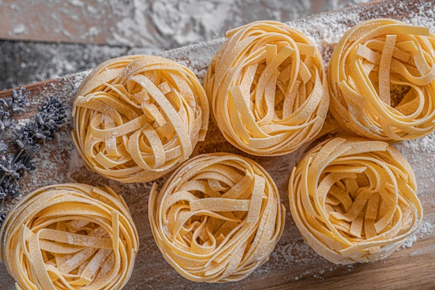 Klassische italienische Fettuccine-Nudeln nach traditionellen italienischen Rezepten zu Hause hergestellt