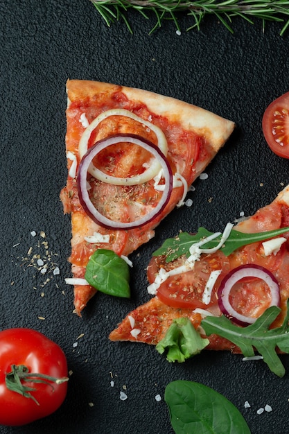 Klassische italienische Pizza auf dunklem Hintergrund