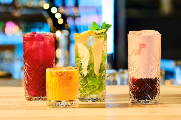 Klassische kalte Cocktails - Rum und Cola, Mojito und Clover Club