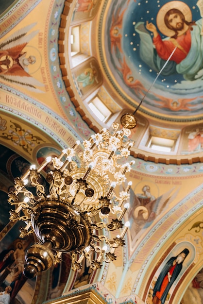 Klassische Kathedrale der orthodoxen Kirche mit Ikonen und Altar