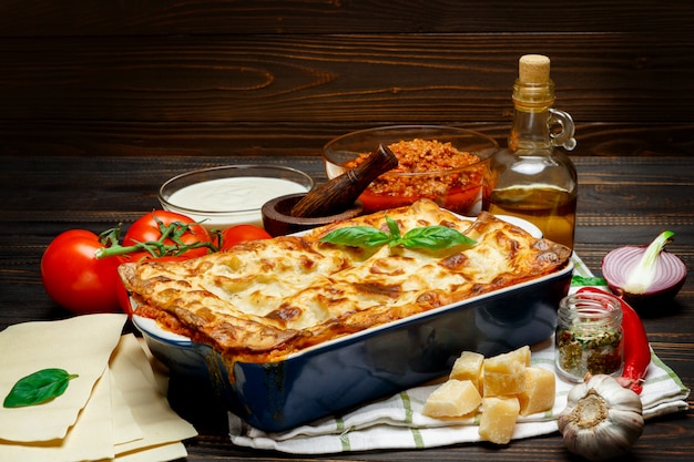 Klassische Lasagne mit Bolognese-Bechamelsauce