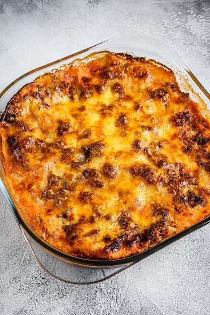 Klassische Lasagne mit Bolognese-Sauce in einer Auflaufform. Weißer Hintergrund. Ansicht von oben.