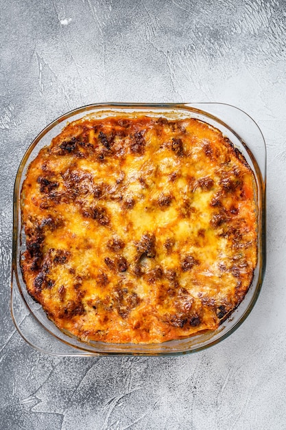 Klassische Lasagne mit Bolognese-Sauce in einer Auflaufform