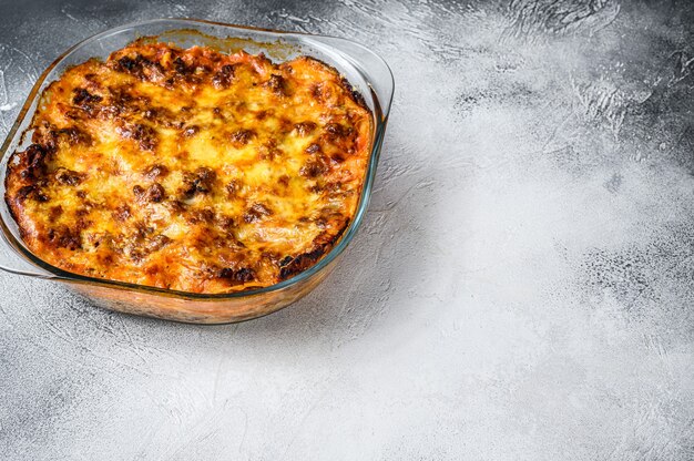 Klassische Lasagne mit Bolognese-Sauce in einer Auflaufform