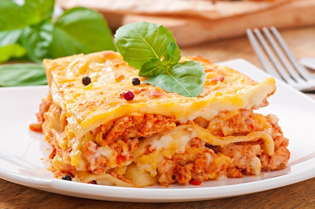 Klassische Lasagne mit Bolognese-Sauce