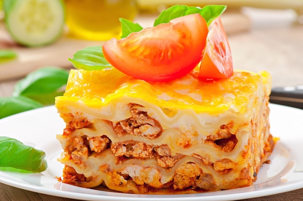 Klassische Lasagne mit Bolognese-Sauce