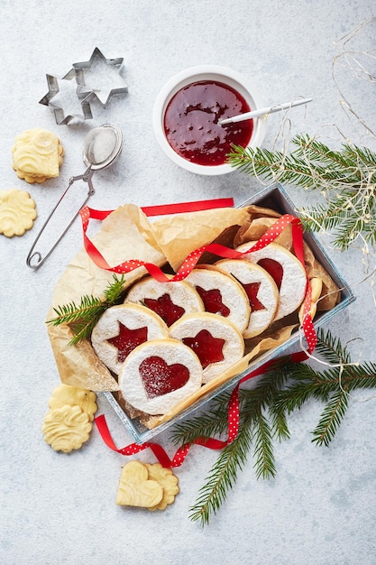 Klassische Linzer Weihnachtsplätzchen mit Himbeer- oder Erdbeermarmelade auf hellem Hintergrund