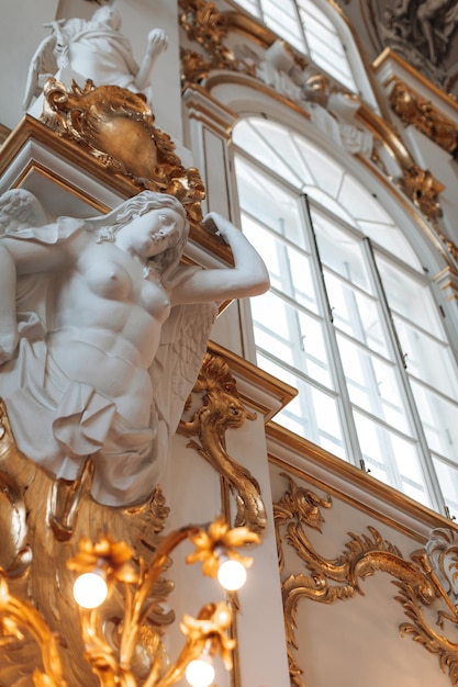 Klassische Marmorskulptur Frau goldene Ornamente und Fenster im Ermitage-Museum in St. Petersburg