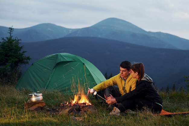 Klassische Marshmallow-Herstellung am Lagerfeuer Junges Paar Majestätische Karpaten Schöne Landschaft unberührter Natur