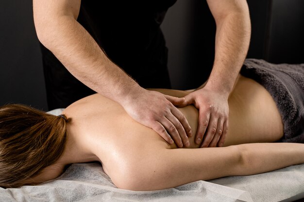 Klassische Massage Nahaufnahme Therapeutische Massage mit manipulierendem Körper zur Förderung der Entspannung und zum Abbau von Stress Massagetherapeuten verwenden Techniken wie Reibungsdehnung und Klopfen