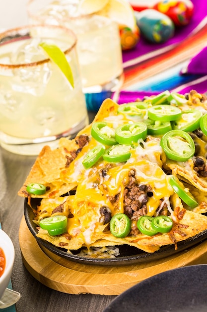 Klassische Nachos mit Hackfleisch und frischen Jalapeno-Chilis.