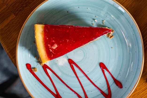 Klassische New Yorker Erdbeeren und Zitronen-Käsekuchen auf einem Holztisch in der Draufsicht des Cafés