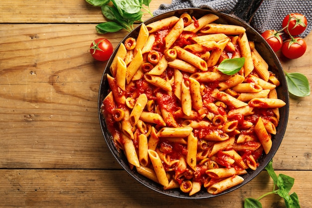 Klassische Penne-Nudeln mit Tomatensauce