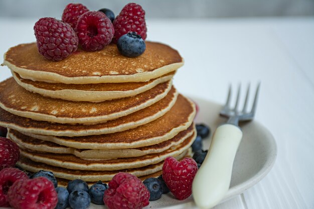 Klassische Pfannkuchen mit Früchten