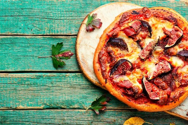 Klassische Pizza mit Speck und Fruchtraum für Text