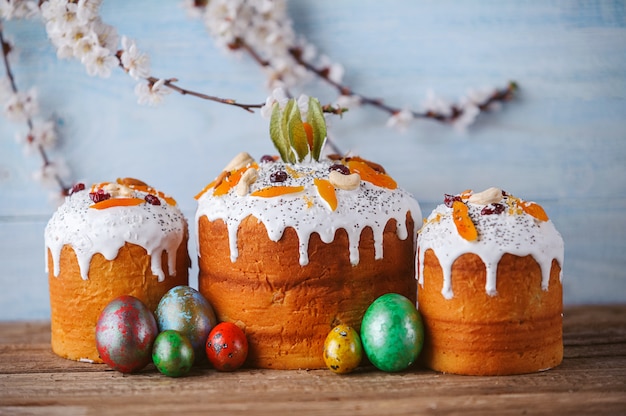 Klassische slawische Osterkuchen mit Ostereiern auf einem Holztisch