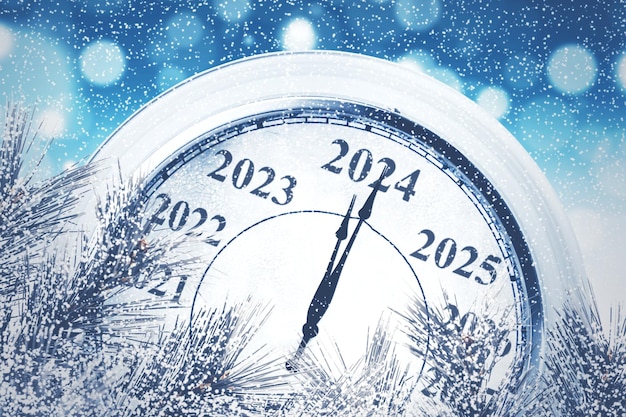 Klassische Uhr, die die letzten Momente vor Weihnachten und dem Neujahrsereignis 2024 zählt