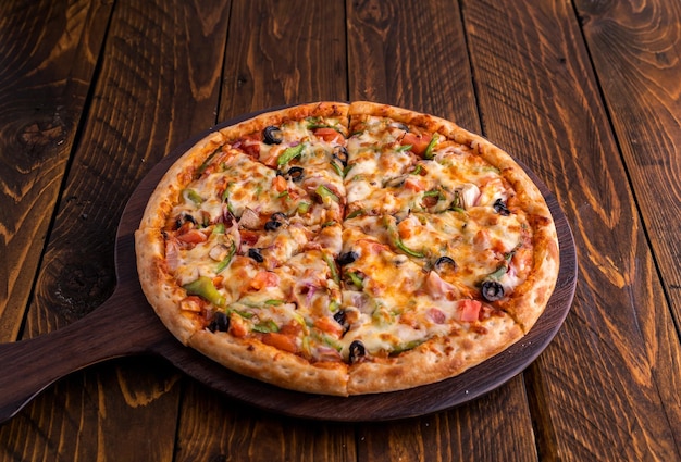 Klassische Veggie-Pizza isoliert auf Schneidebrett Draufsicht auf dunklem Hintergrund italienisches Fast Food