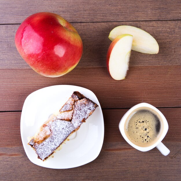 Klassischer amerikanischer selbst gemachter Apfelkuchen. Stück geschmackvoller organischer Apfelkuchen und Schale mit Espressokaffee.