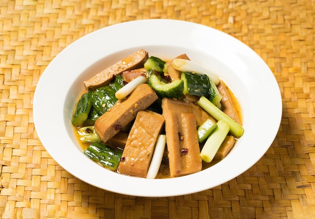 Klassischer Beilagensalat, geschmorter Tofu