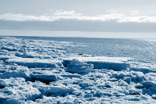 Klassischer blauer Meeresstrand. Nordsee. Ein Ort für Ihr Schreiben. Trendfarbe 2020.