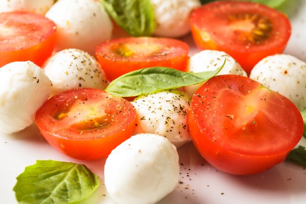 Klassischer Caprese-Salat: Tomate, Mozzarella und Basilikumblätter