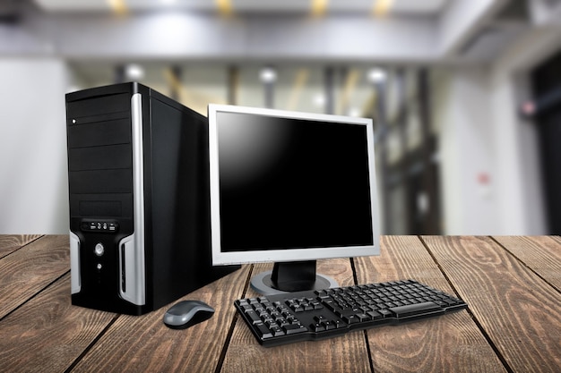 Foto klassischer desktop-computer mit einem monitor auf dem schreibtisch