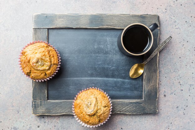 Klassischer Espresso Schuss mit Chip Muffin und Kaffeetasse auf grauem Steintisch Draufsicht