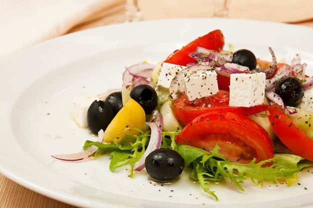 Klassischer griechischer Salat auf einem Teller im Restaurant
